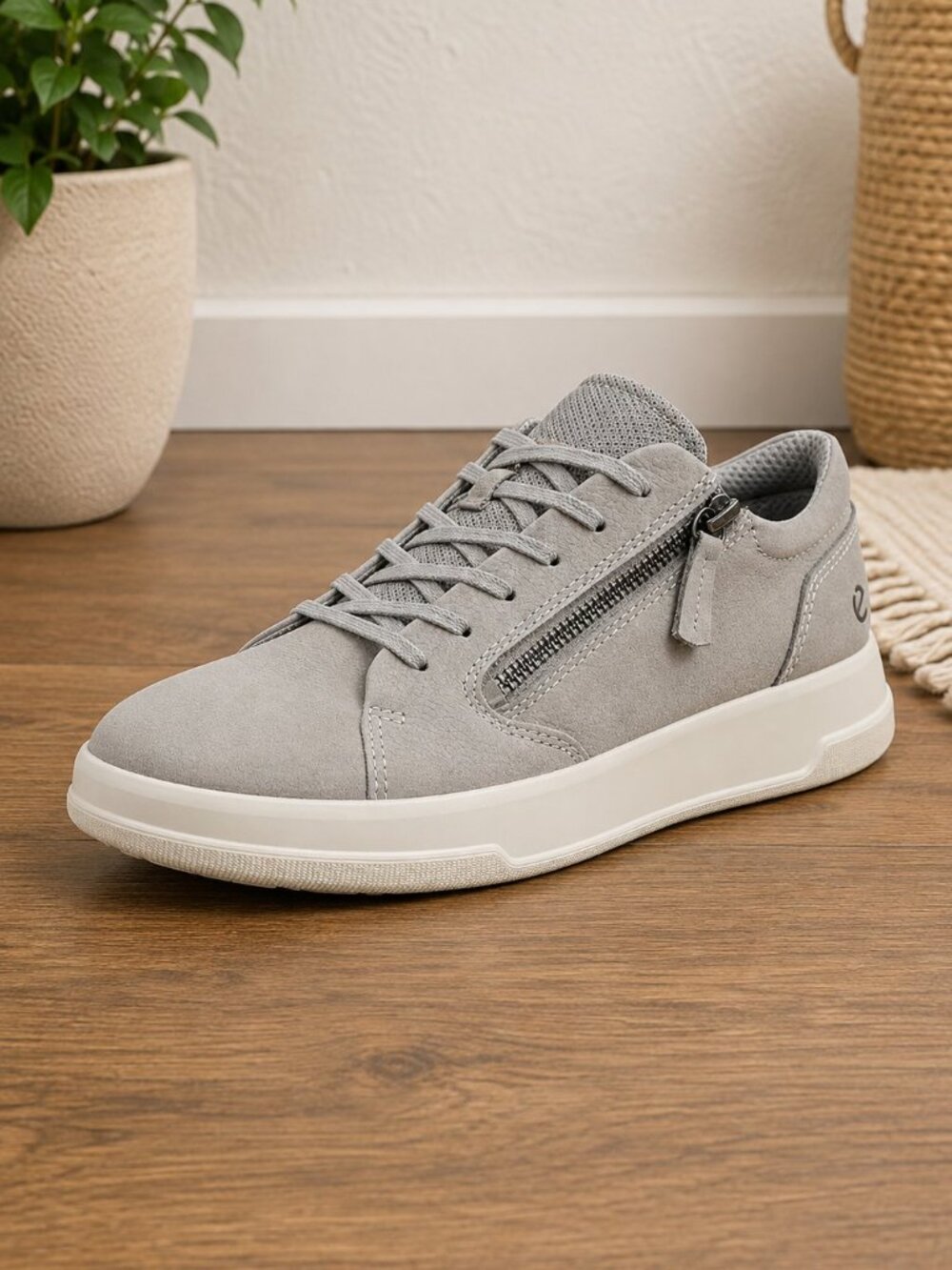 NEW ECCO Move Zip Lace Sneakers Women’s Size 9-9.5 Silver